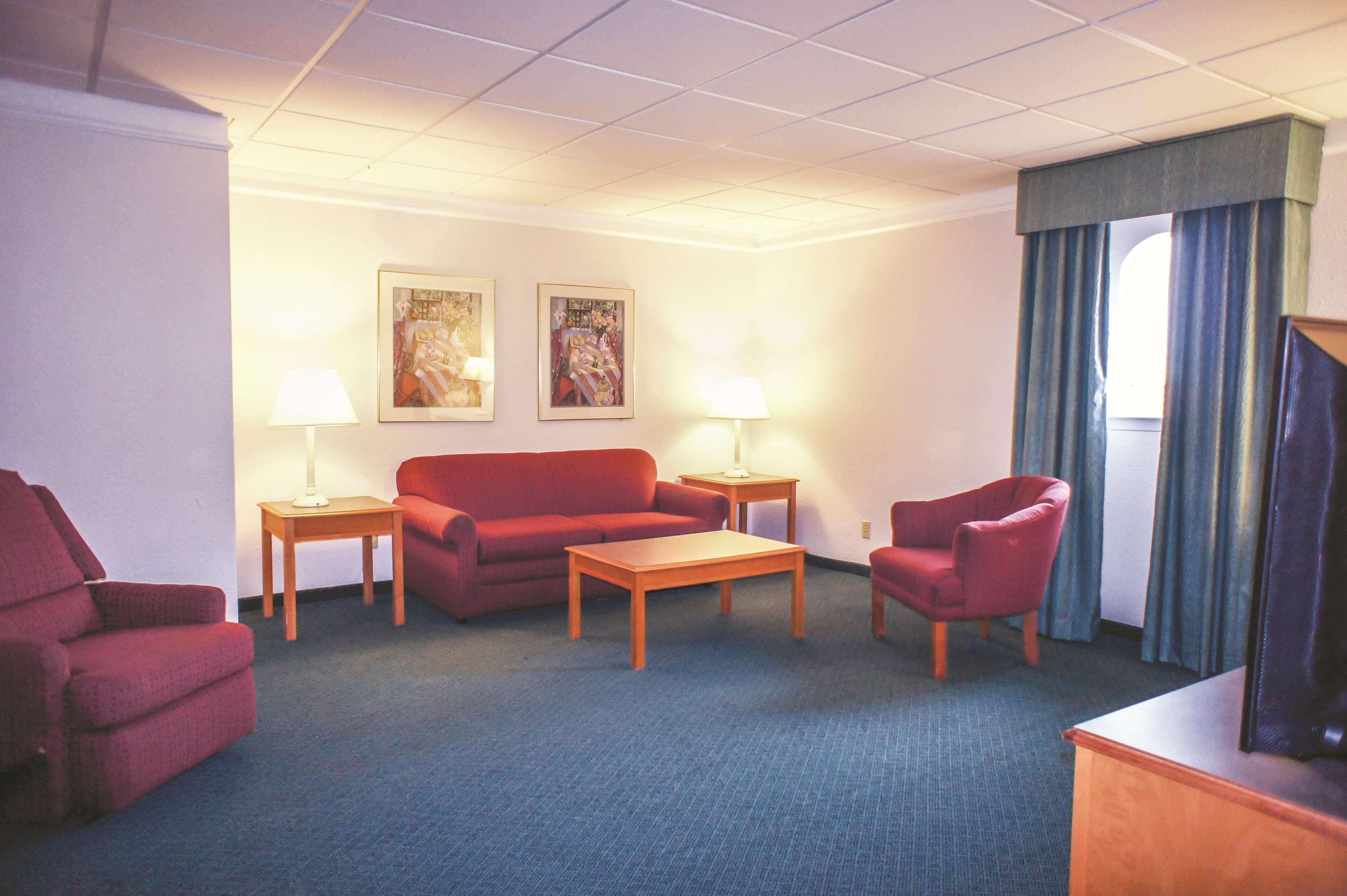 La Quinta Inn By Wyndham Moline Airport Extérieur photo