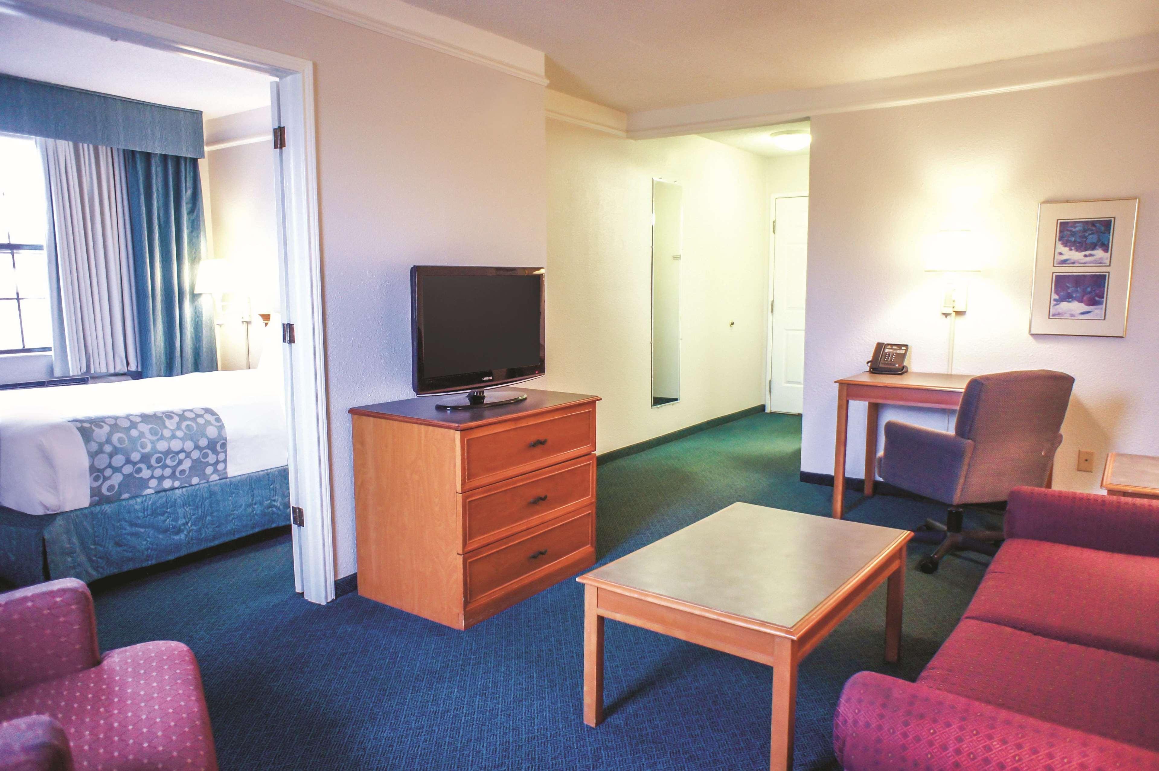La Quinta Inn By Wyndham Moline Airport Extérieur photo