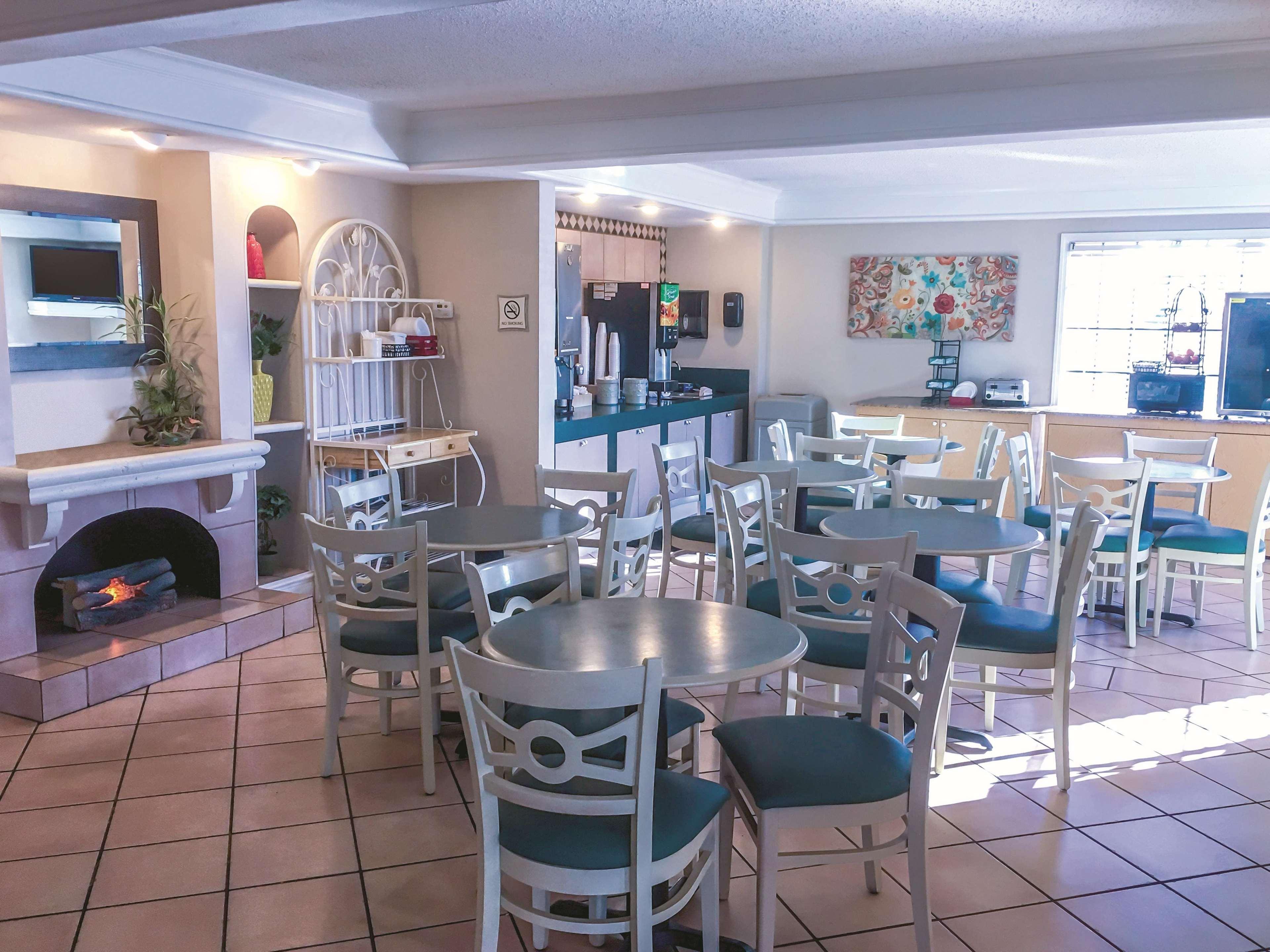 La Quinta Inn By Wyndham Moline Airport Extérieur photo
