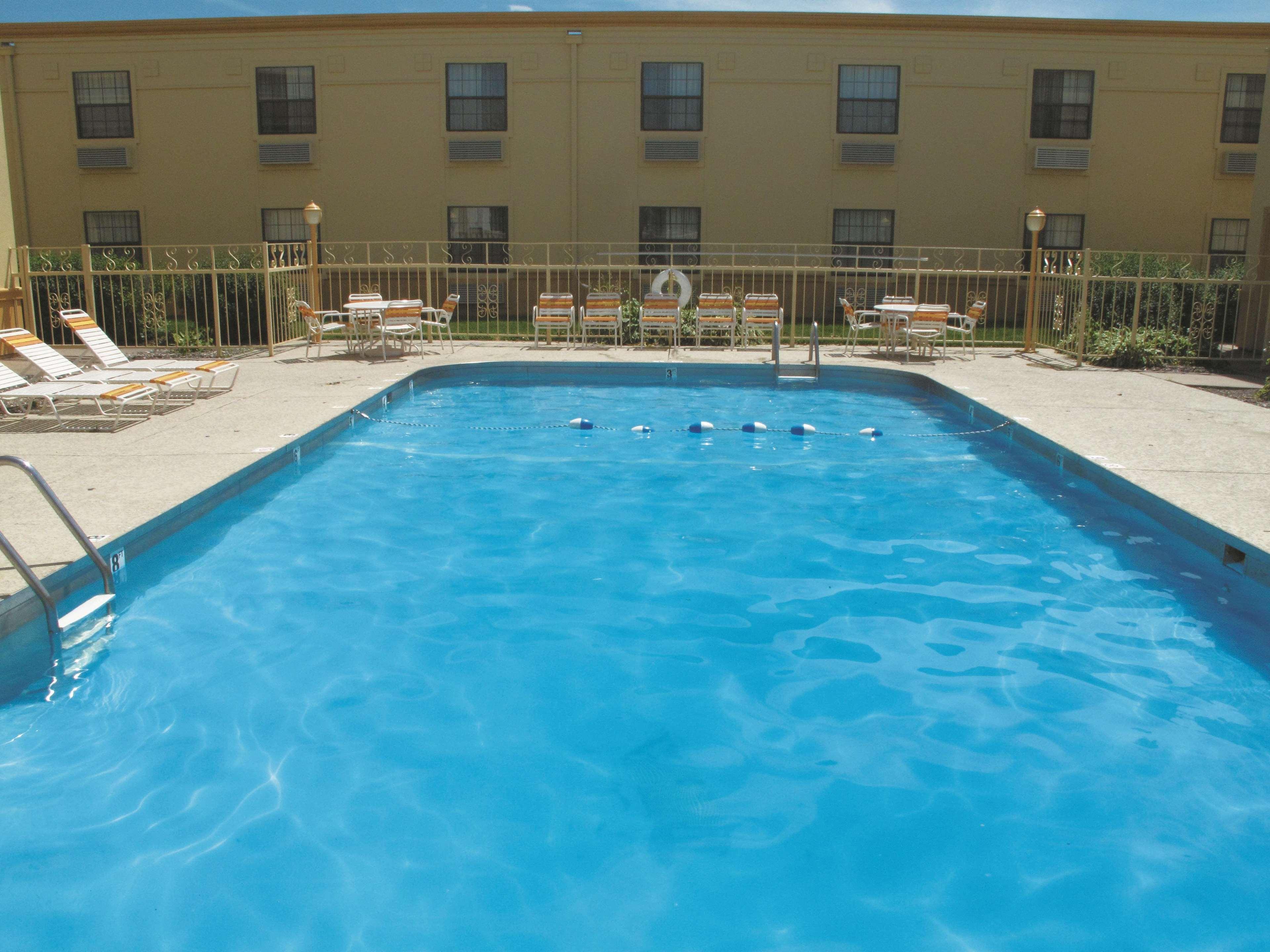 La Quinta Inn By Wyndham Moline Airport Extérieur photo