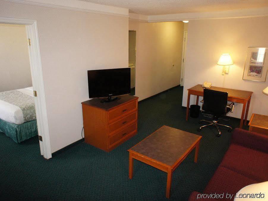 La Quinta Inn By Wyndham Moline Airport Extérieur photo